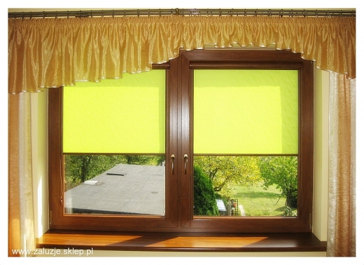 Zielone rolety okienne na oknach w okleinie ciemny dąb